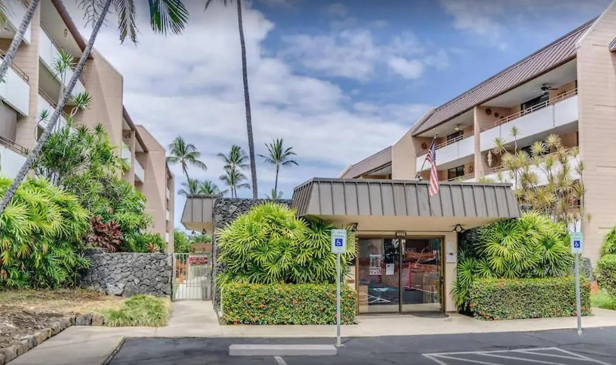White Sands Beach Condo #324. Big Patio!! Ocean And Mountains Across From Beach! Kailua-Kona Apartment